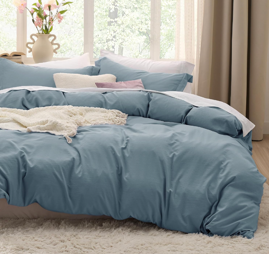 Bedsure Collections (Mineral Blue)
3-piece set: 1 duvet cover and 2 pillowcases. Made of soft pre-washed fabric with a relaxed, no-iron texture. Includes a matching fabric storage bag.