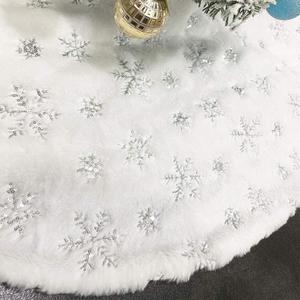 CHICHIC 48 Inch Large Christmas Tree Skirt White Tree Skirt Xmas Faux Fur Tree Skirts Christmas Decorations for Holiday Tree Ornaments Christmas Party Home Decorations with Sequin Silver Snowflakes