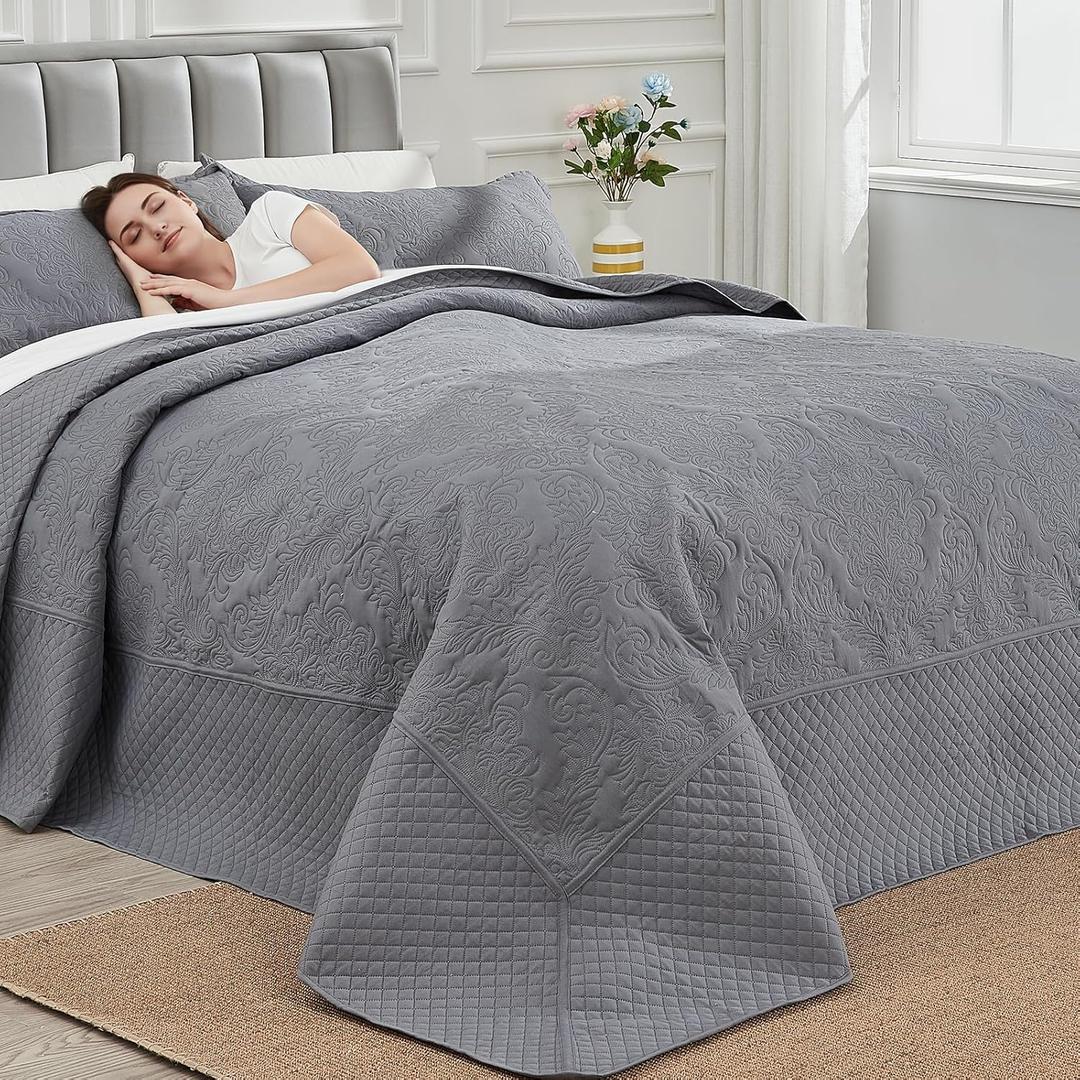ENJOHOS 138x122 Extra Wide Oversized King Quilts Grey - California King Bedspread, Reversible Summer Soft Microfiber Bed Coverlet Super King Bedding (1 Cal King Quilt, 2 Pillow Shams) (Damask Pattern Dark Grey)