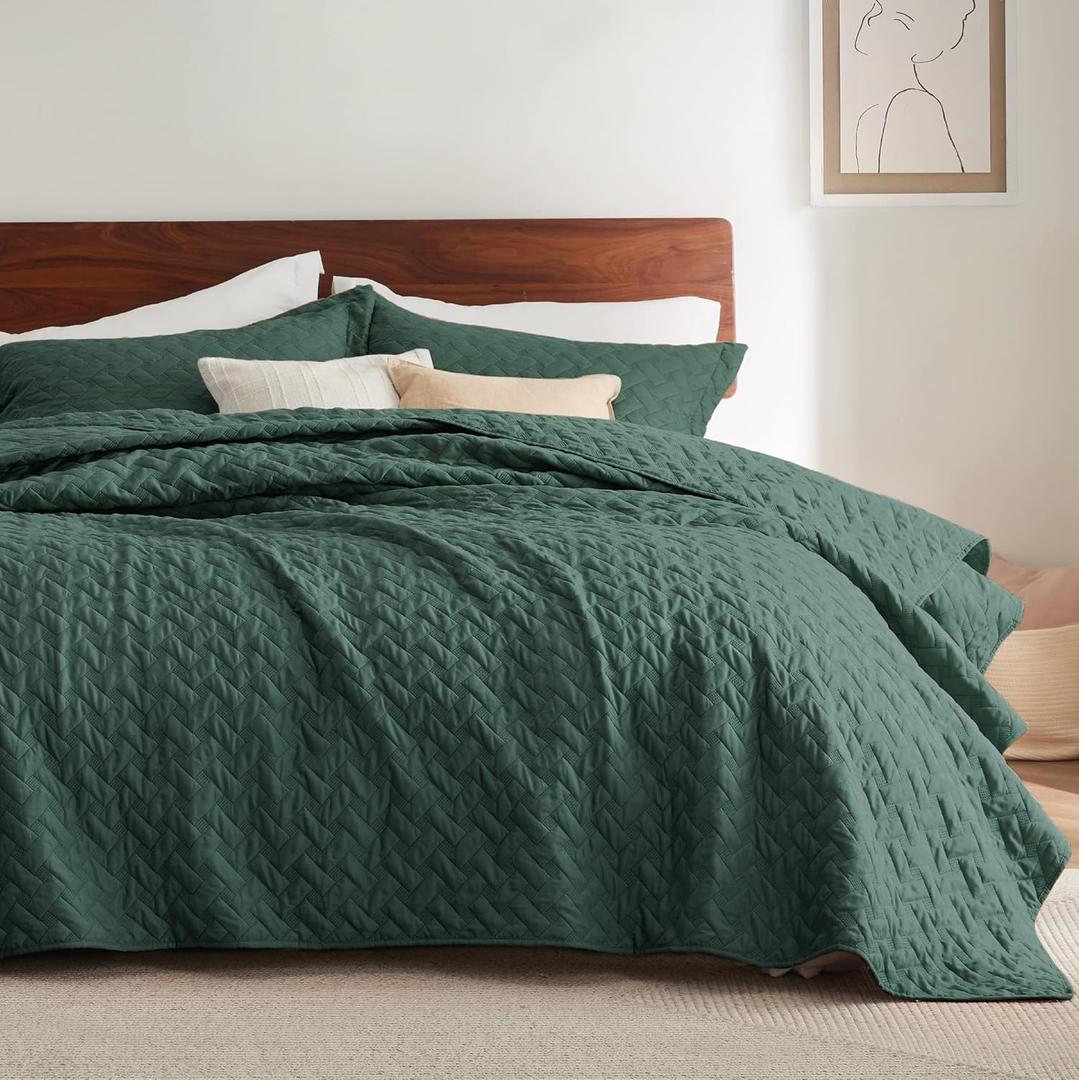 Bedsure Quilts Queen Size - Lightweight Bedspreads Queen Size with Basket Weave Pattern, Soft Quilt Bedding, Dark Green Comforter Coverlet for All Seasons (90" x 96")