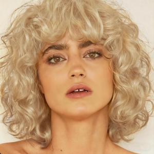 Kaneles Short Blonde Curly Wigs for Women Shoulder Length Naturel Hair Wigs Natural Looking Bob Wig with Bangs Cosplay Daily Party Use(Blonde)