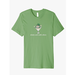 GILDAN Drinks Well With Others Funny Leprechaun Martini Cocktail Premium T-Shirt,L
