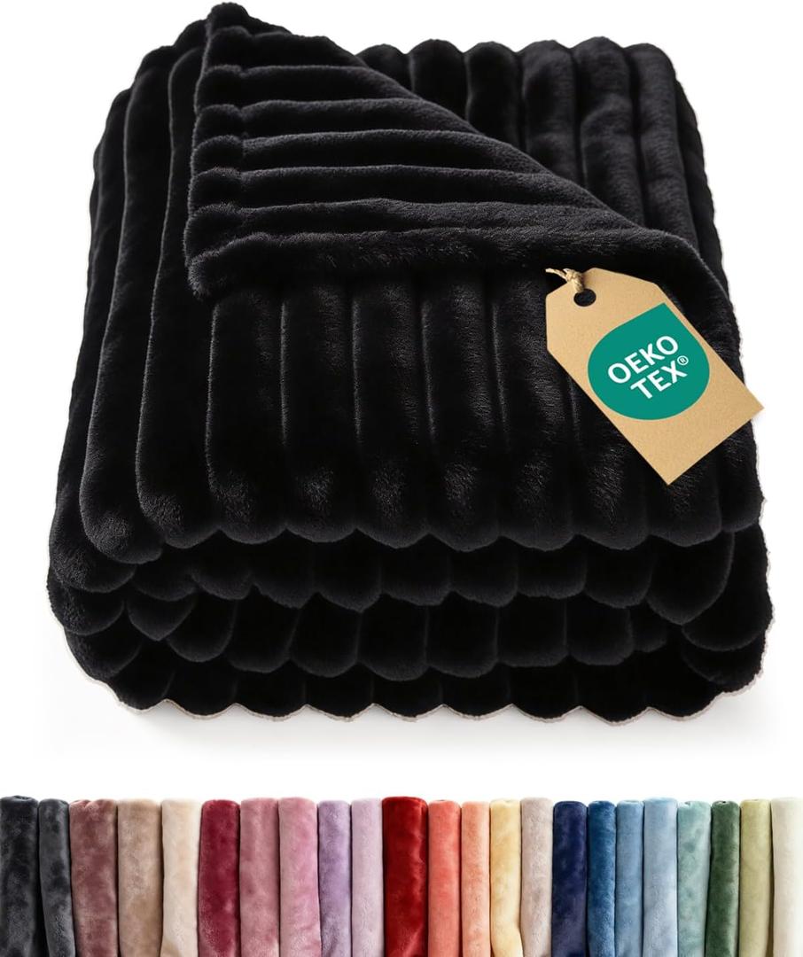 Super Soft Fleece Blanket King Size - Fleece Throw Blanket for Bed, Couch & Chair - Cozy, Warm & Breathable - All Season Fuzzy, Cute Decor, Microplush Bedding for Women, Men and Teens - 90x108, Black
