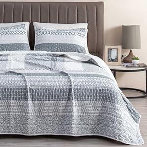 Great Bay Home 3-Piece Reversible Quilt Set with Shams. All-Season Bedspread with Patchwork Striped Pattern. Dorothea Collection (King, Grey)