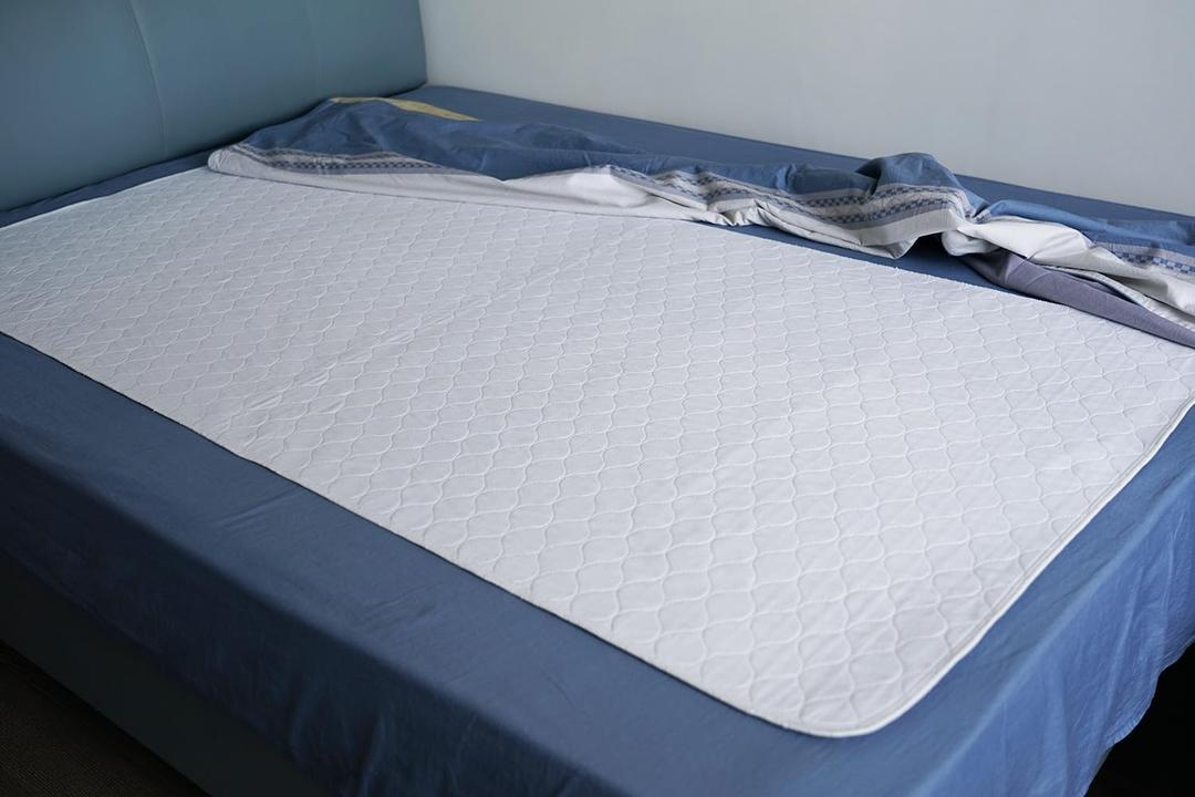 Careboree Bed Pad for Incontinence Reusable Underpad 36" X72" Fits King Bed Large Washable Waterproof Draw Sheet Mattress Protector for Seniors, Bedwetting Kids, Hospitals, Pets