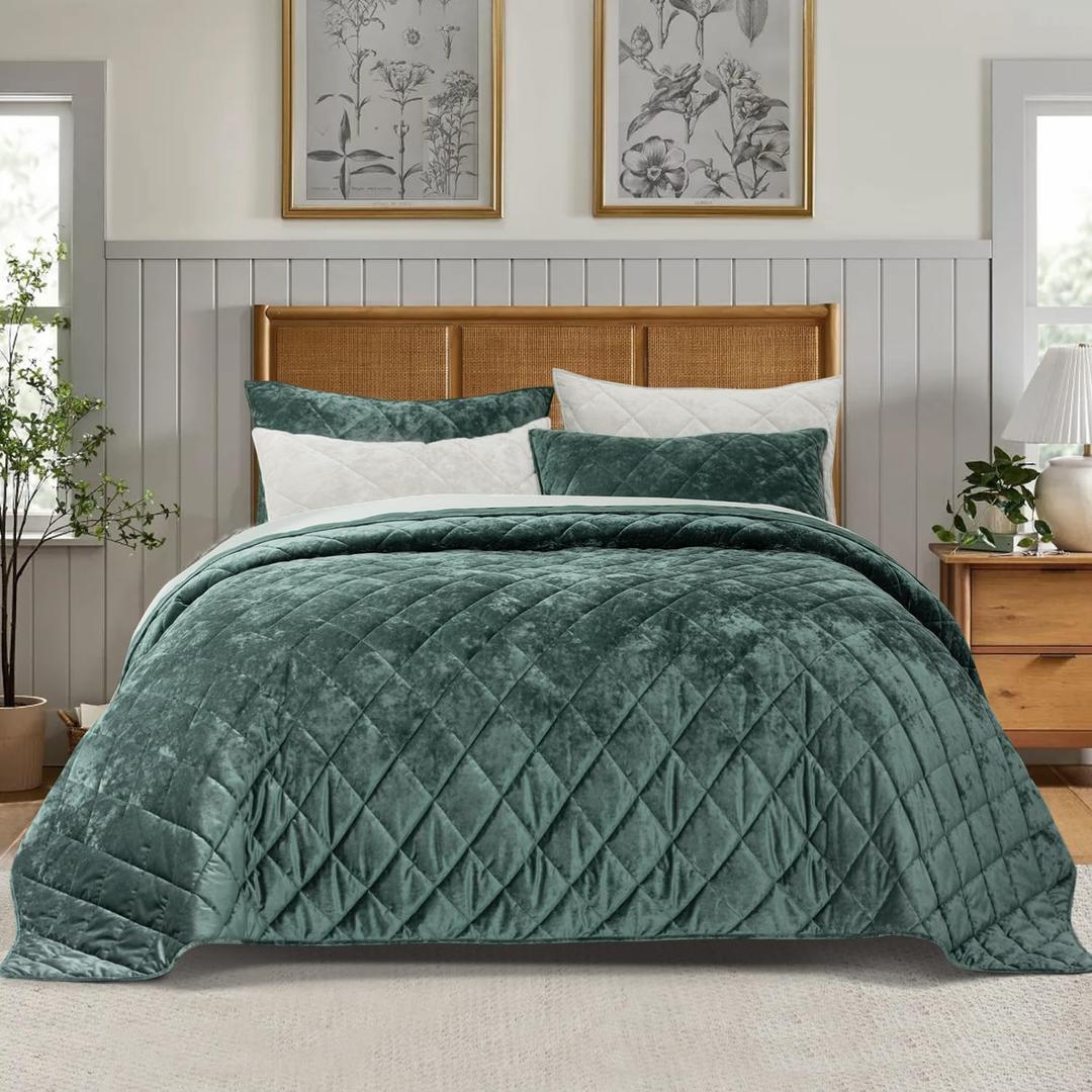 EVERGRACE Luxury Crushed Velvet Quilt Set King Size, Diamond Quilted Lightweight Velvet Comforter, Ultra Soft Oversized Bedspread Coverlet Bedding Set for All Season, with 2 Pillow Shams, Dark Green (KING/CAL.KING (108" x 96"))