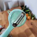 2 x Green Vegetable Peeler with Catcher, Double-Sided Stainless Steel Fruit Peeler, Citrus Carrot Potato Peeler Kitchen Essentials for Home 2 Pcs