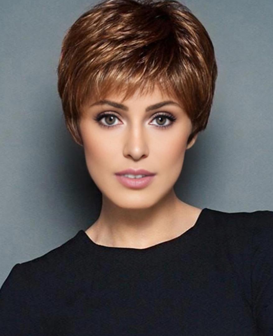 SEVENCOLORS Short Brown Wigs for White Women Synthetic Layered Pixie Cut Wigs with Bangs Natural Looking Mixed Auburn Short Hair Wig (Auburn)