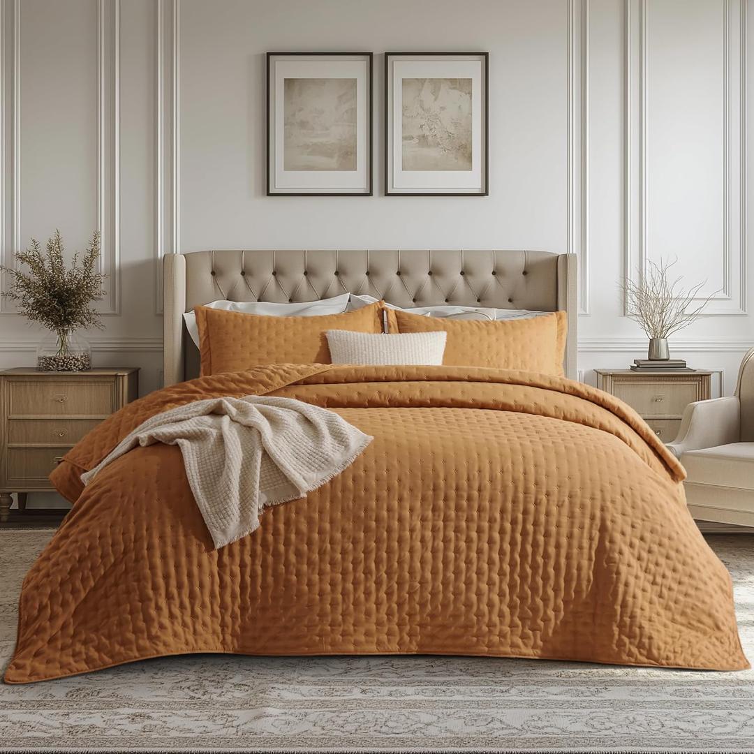 Bedsure Twin Quilt - Ultra Soft Twin XL Quilt Bedding for Dorm Decor, Lightweight All-Season Comforter, Honey Ginger Bedspread Coverlet with Clover Pattern, 68 x 86 Inches