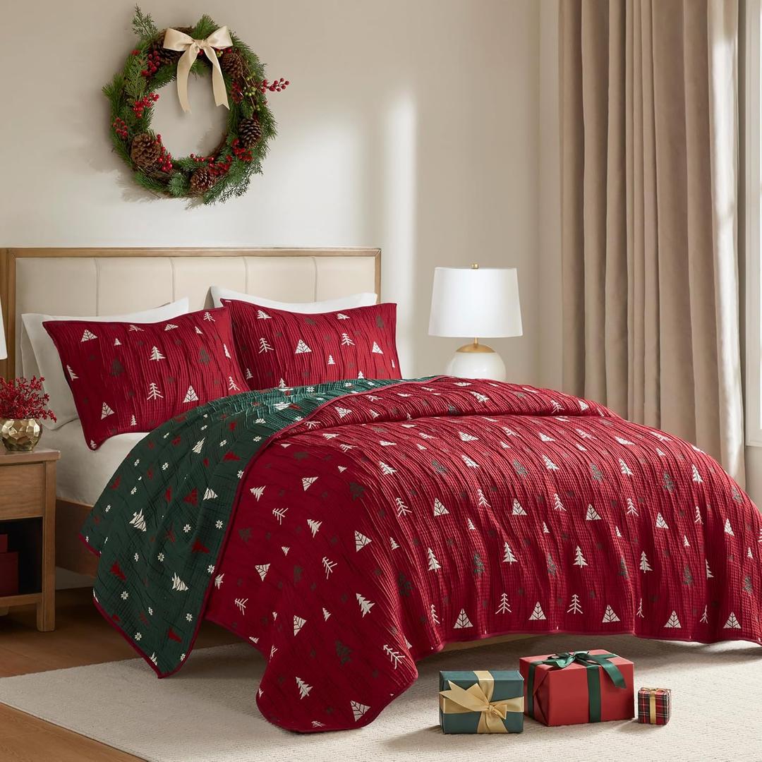 Madison Park Christmas Coverlet Set Festive Jacquard Design, 3 Piece Set - All Season, Reversible Bedspread Lightweight Bedding Layer, Shams, Queen, Red/Green