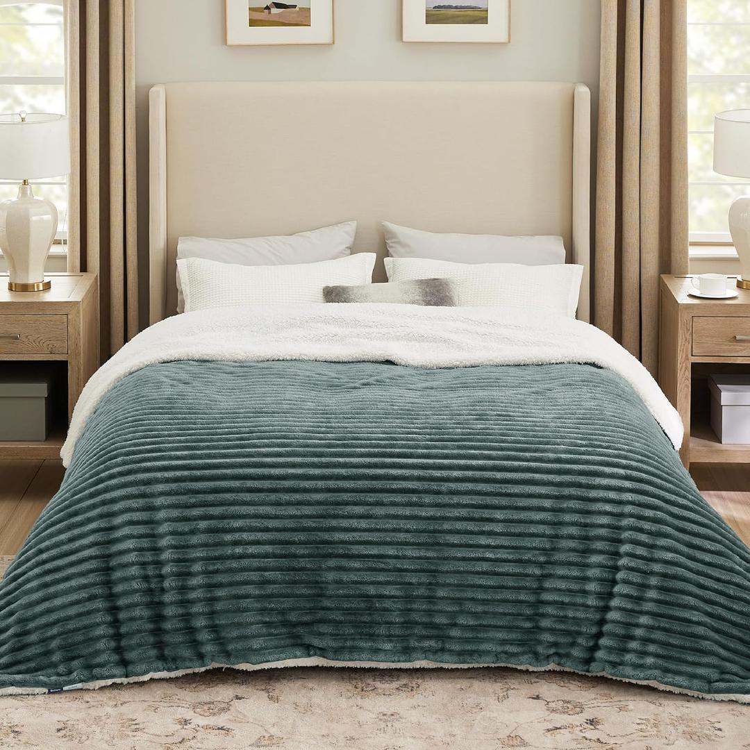 Bedsure Sherpa Blanket Queen Size for Bed - Super Soft Cozy Plush Fleece Thick Warm Blanket for Winter, Dark Green, 90x90 Inches