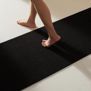 TYUU Black Bathroom Runner Rugs, Long Bath Mat Runner Washable Thin Quick Dry Low Pile Bathroom Runner Rugs Non Slip, Black 24''x70''