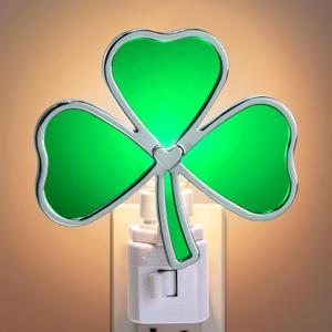 Meonum St Patrick Night Light Plug into Wall, Acrylic Irish St Patrick Day Night Light Decorative for Bedroom, Bathroom, Living Room and Hallway, Holiday Lamp by C7 LED Bulb (Shamrock)