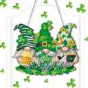 Queekay St. Patrick's Day Door Wreaths for Front Door Gnome Wooden Hanging Sign Gnome Wreath Signs Luck Shamrock Green Welcome Hanger Decoration for St Patrick's Day Wall Rustic Farmhouse Porch (14.29 x 11.61 inch)