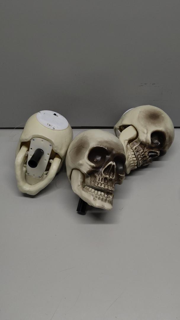 CUNHUYSmall Skulls Halloween Decor, 5 Inch Plastic Fake Skeletons, Mini Skulls for Crafts Outdoor Halloween Decorations, Realistic Miniature Human Skull Heads 3pcs