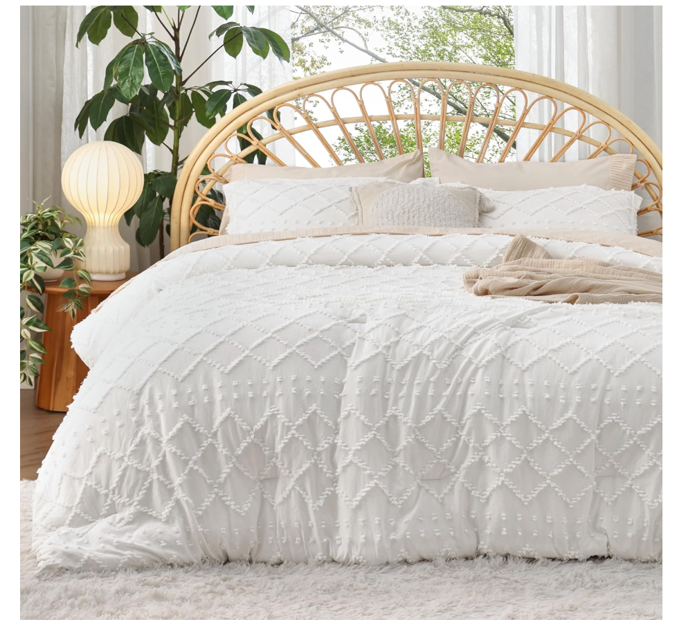 Bedsure Oversized Queen Comforter Set  White Comforter, Boho Tufted Shabby Chic Bedding for Kids, 3 Pieces Vintage Farmhouse Bed Set for All Seasons, Fluffy Soft Bedding with 2 Pillow Shams