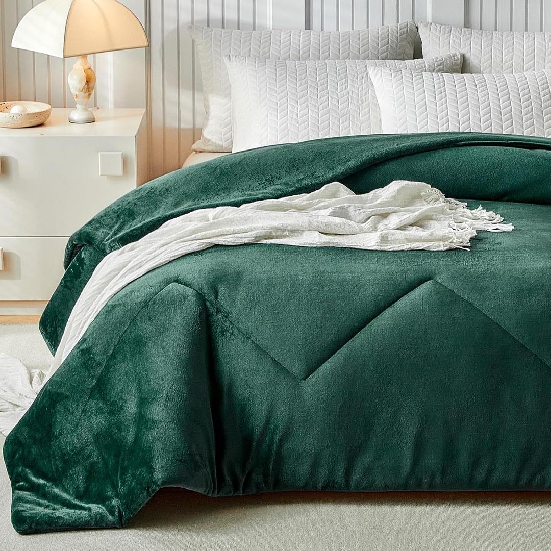 WARMDERN Alaskan King Size 120"x132" Velvet Comforter Duvet Insert - 100% Milk Velvet Bedding Comforters with Wave Textured Pattern, Ultra Soft Lightweight Warm Bedding Comforter, Emerald Green