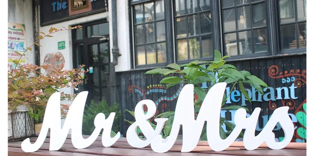 Large White Wooden MR & MRS Wedding Sign for Beach Wedding Elegant Sweetheart and Reception Top Table Sign Decorative Letters for Wedding Shower