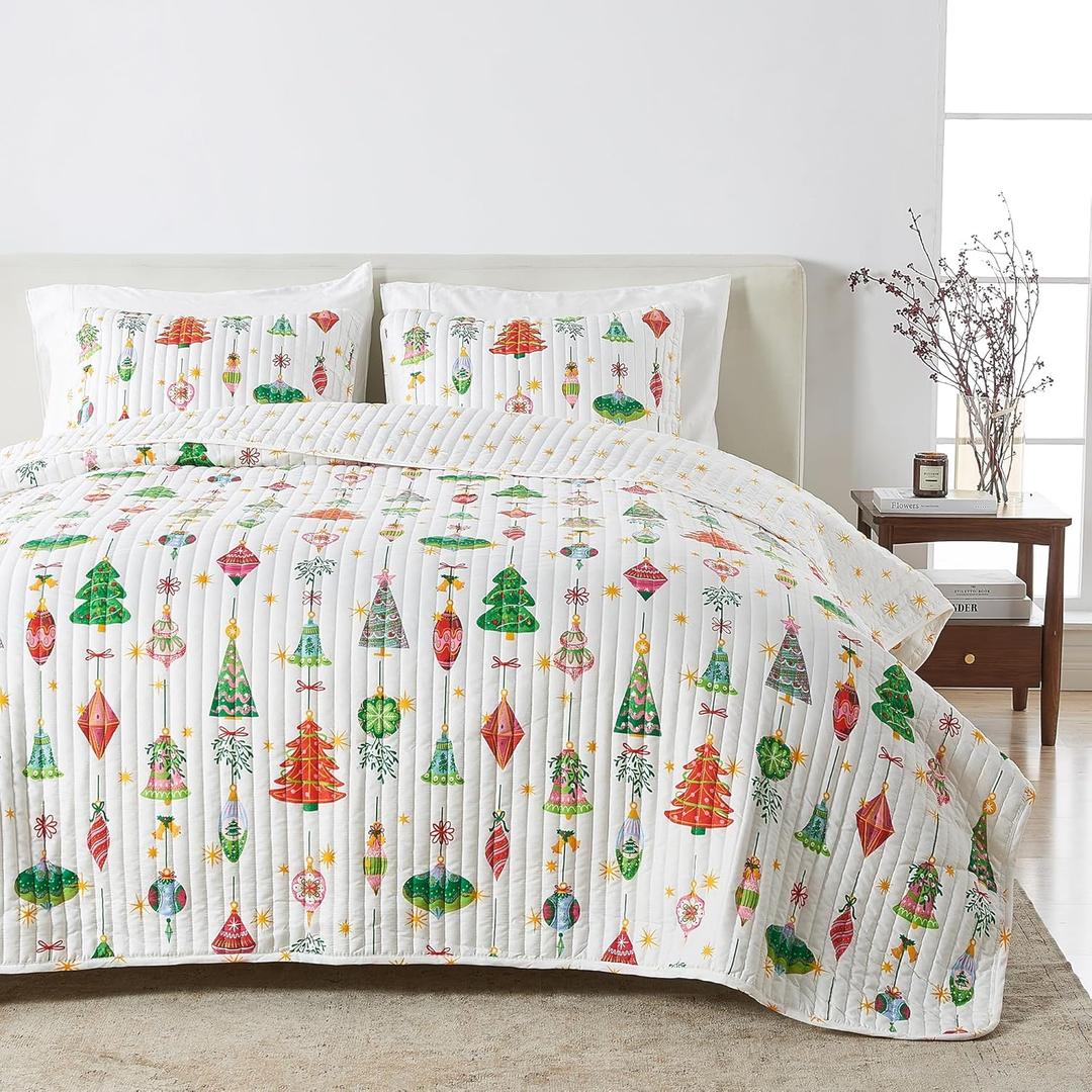 Great Bay Home Twin Size Christmas Quilt Set with Shams - Vibrant, Cheerful, Christmas Prints - Reversible Holiday Seasonal Bedspread with Matching Shams (Twin/Twin XL, Twinkling Ornaments)