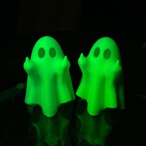 Middle Finger Ghost Luminous Miniature Resin Ghost Figurines Glow in The Dark, Fairy Garden Accessories Micro Landscape Ghost Statue for Outdoor Patio Lawn Yard Gardening Potted Decoration (1pc)