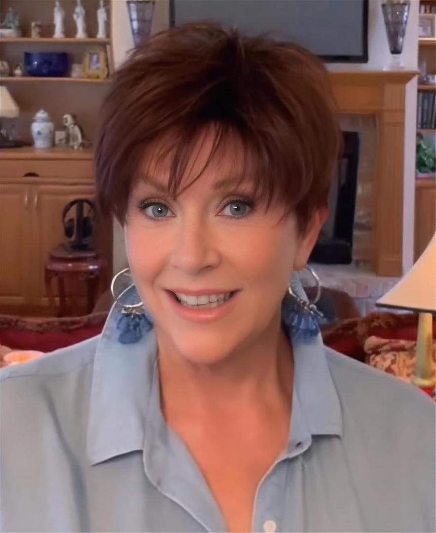 SEVENCOLORS Short Mixed Brown Wigs for White Women Natural Layered Straight Short Hair Wig Synthetic Pixie Cut Wigs with Bangs