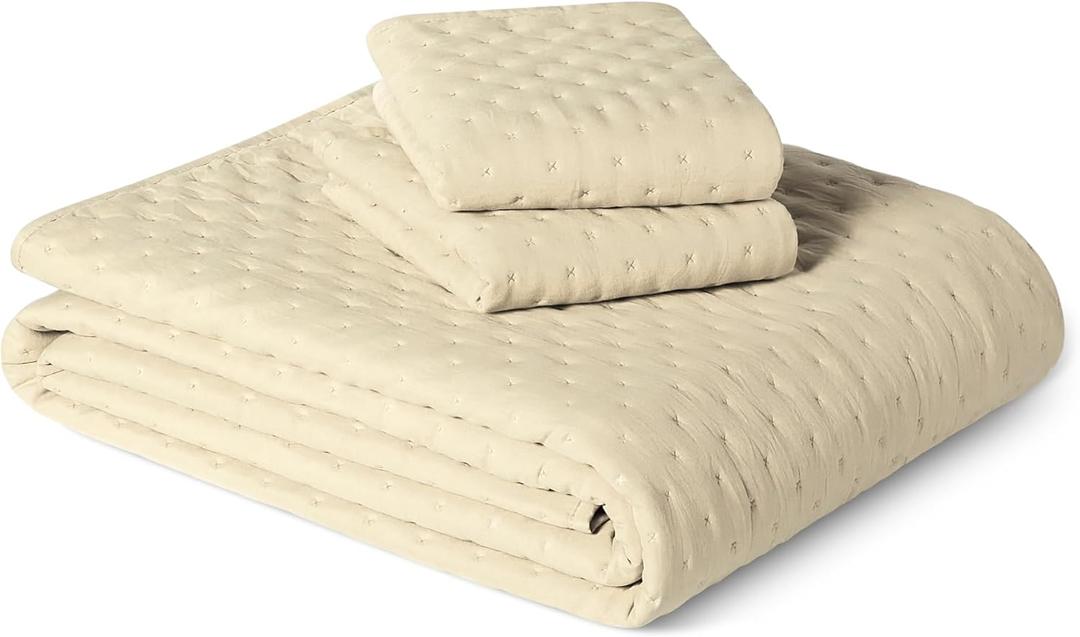Amazon Basics Brushed Microfiber Quilt Set, Extra Soft with Natural Texture, 3-Piece, King, Beige