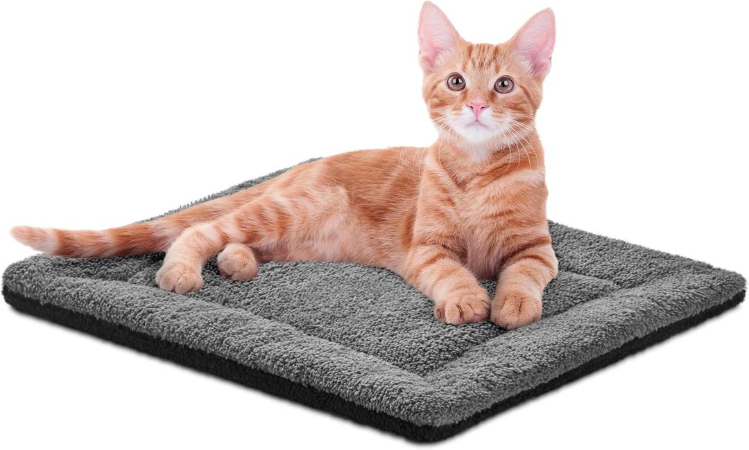 K&H PET PRODUCTS Self-Warming Cat Bed Pad, Self Heating Pad for Outdoor Cat Houses, Warming Mat for Indoor Pet Beds & Furniture, Reversible Blanket, Machine Washable - Small 21 X 17in Gray/ Black (21.0"L x 17.0"W x 1.0"Th)