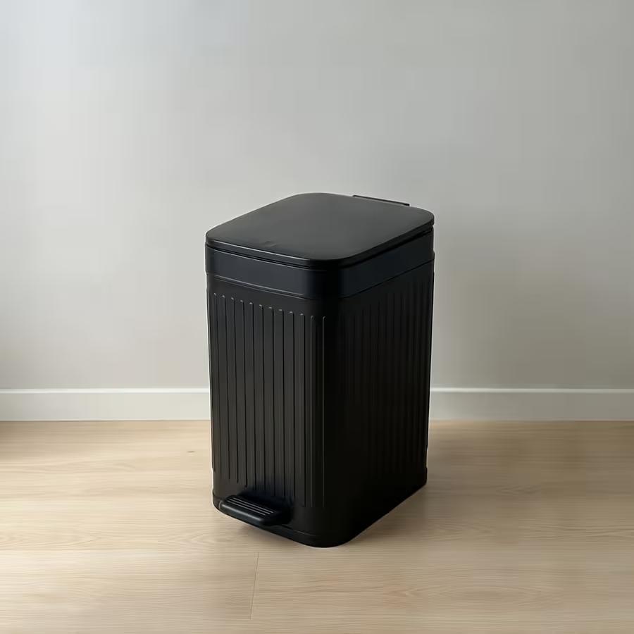 Heavy-Duty Outdoor Trash Can with a Foot Pedal And Lid for Pet Waste, Designed for Easy Use And Effective Odor Control to Maintain a Clean Backyard 2.6 Gallon