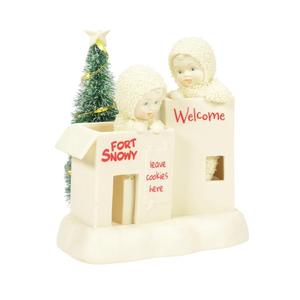 Department 56 Snowbabies Christmas Jubilee Frosty Frolic Fort with Tree Lit Figurine, 5.51 Inch, Multicolor