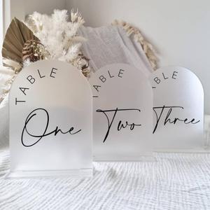 JINMURY Frosted Arch Wedding Table Numbers 1-15 with Stands, 5x7 Inch Frosted Arch Acrylic Sign with Black Letters, Arched Acrylic Table Numbers for Wedding Reception