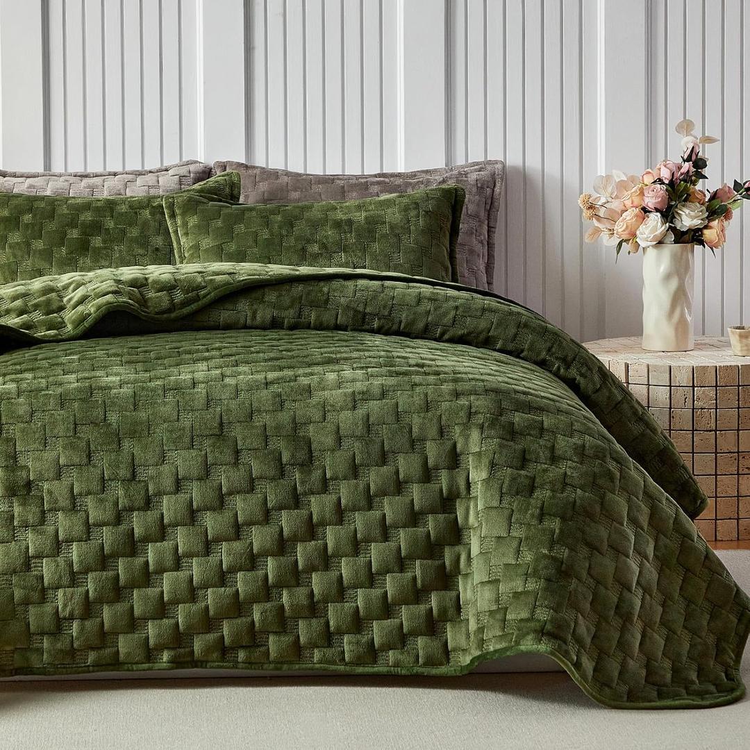 WARMDERN Olive Green Velvet Quilt Set Queen Size, Luxury Geometric Check Pattern Quilts Set, Soft Lightweight Bedspread & Coverlet, 3PCS Milk Velvet Bedding Set with 2 Pillow Shams, 90" x 96"