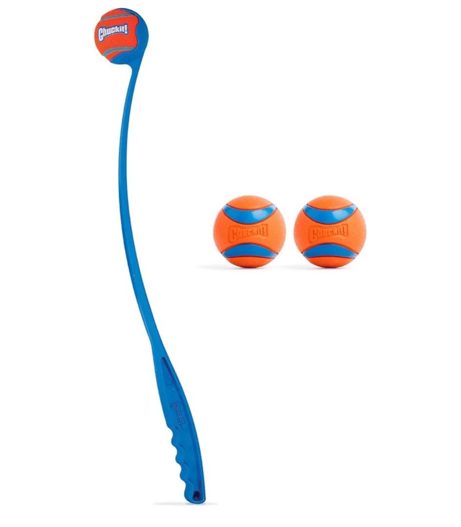 Chuckit! Ultra Dog Ball & Launcher Bundle Classic 26M 26" Length with 2 Pack Medium (2.5") Bouncy Fetch Balls for Dogs 20-60 lbs, Dog Fetch Ball Thrower