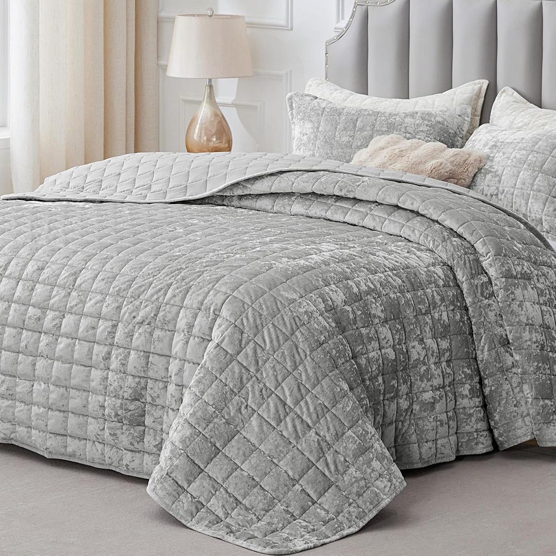 BEDELITE Velvet Quilt Set Queen Size - Luxury Velvet Comforter Bedding Set 3 Pieces, Lightweight Soft Cozy Shiny Light Grey Oversized Bedspread Coverlet for All Seasons with 2 Pillow Shams
