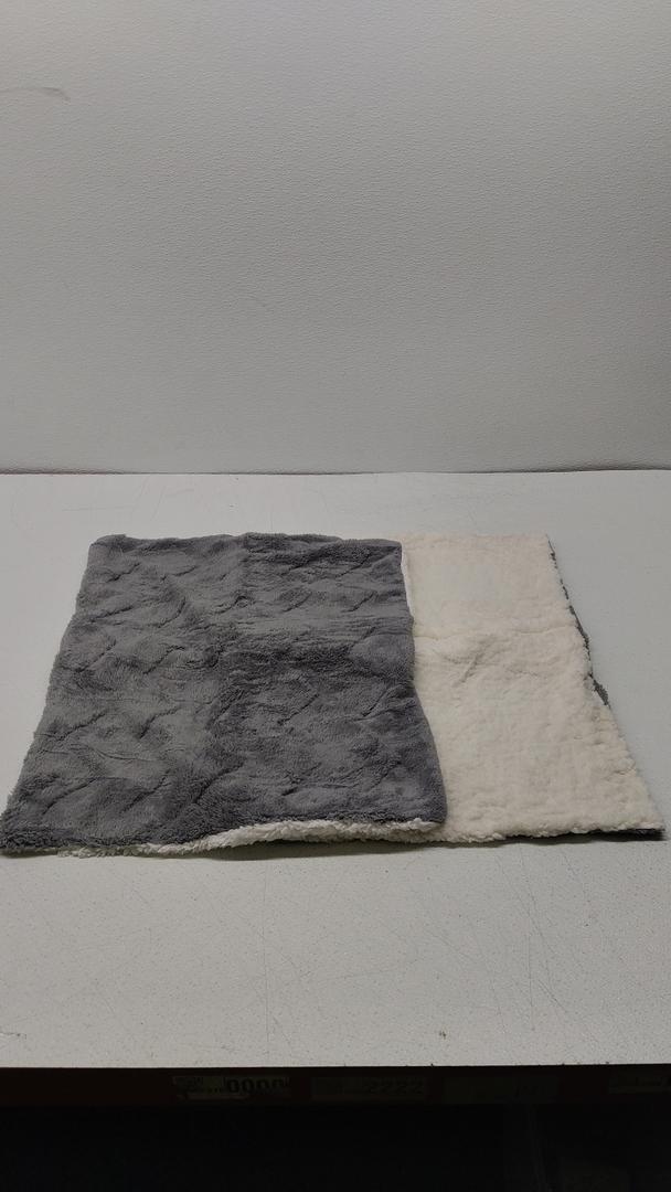 Grey And White 2 Pillow Cases 49x65