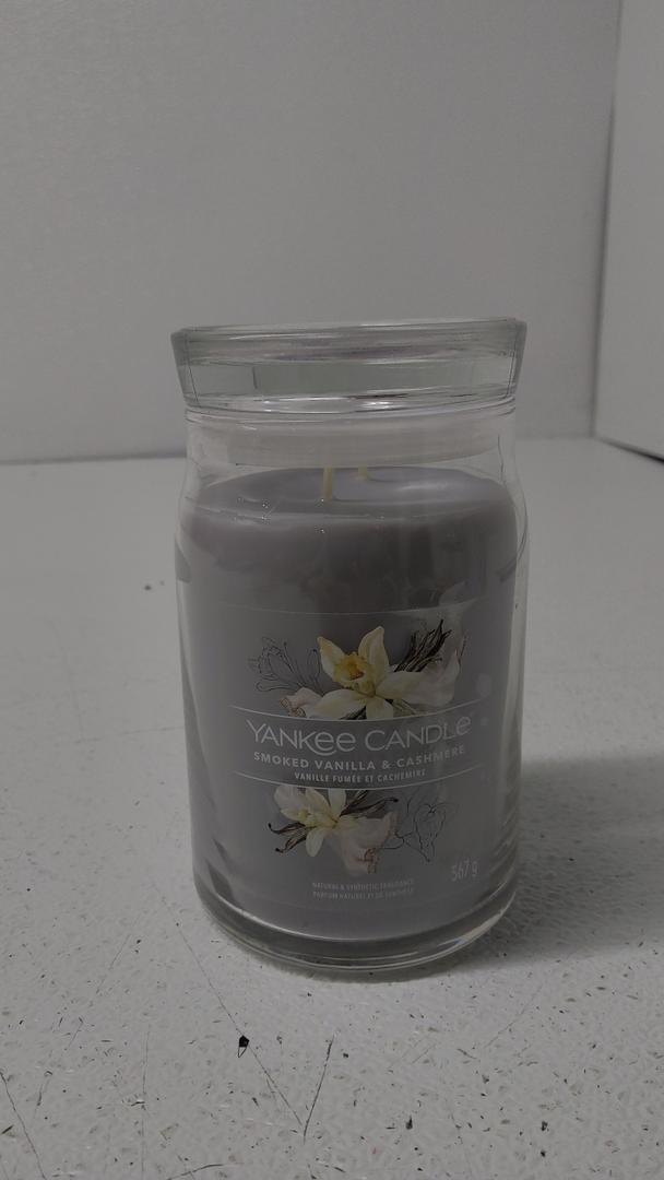 Yankee Candle Signature Scented Candle | Smoked Vanilla & Cashmere Large Jar Candle with Double Wicks | Soy Wax Blend Long Burning Candle | Perfect Gifts for Women