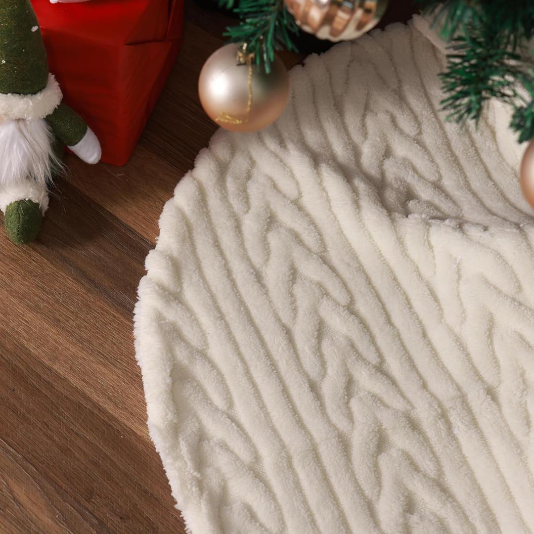 Christmas Tree Skirts 36inch White Faux Fur Xmas Tree Skirt for Christmas Decoration New Year Party Holiday Decorations (Medium)