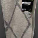 Tititex Luxury White Grey Curve Line Bathroom Rug, 16x24 inch Classic Extra Soft and Absorbent Microfiber Bath Rugs, Non-Slip Plush Shaggy Bath Carpet, Bath Mat for Bathroom, Tub and Shower