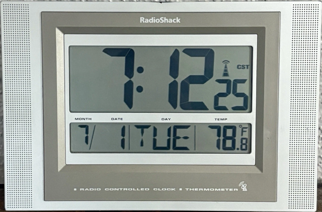 Radio Shack Atomic Wall Clock Radio Controlled Temp Month Day Hour Minute Second