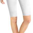 Hybrid & Company Women's Ultra Stretch Perfectly Shaping Mid Rise Skinny Bermuda Shorts with Pockets (Medium)