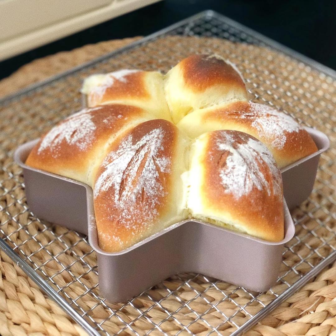 Mini Star-Shaped Cake Pan, Non-stick Star-shaped Baking Pan Durable Cake Mold for Baking Cakes Brownies Baking Mold Oven and Mircowave Safe (Golden)