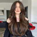 Long Dark Brown Wavy Layered Wigs with Curtain Bangs Brown Wig for Black White Women Synthetic Long Blonde Butterfly Haircut for Girls Daily Party Use