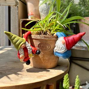 Climbing Gnome Figurines Flower Pot Hugger, Resin Hanging Garden Gnomes Statue Outdoor Decor Fence Ornaments Plant Pot for Indoor Outdoor Home Patio Yard Lawn 2 PCS