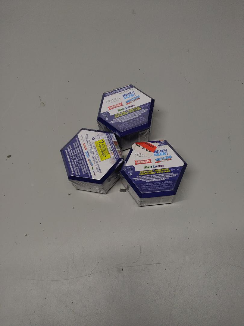 Roblox DevSeries Series Mystery Pack [3  RANDOM Mini Figure]