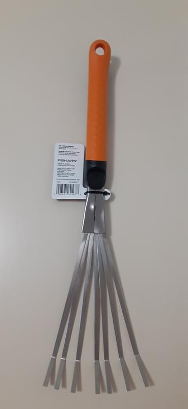 Fiskars Xact Hand Rake, Heavy Duty Gardening Hand Tool with Ergonomic Handle and Hanging Hole for Storage, Stainless Steel Head and Tines, Perfect for Maintaining a Raised Garden Bed