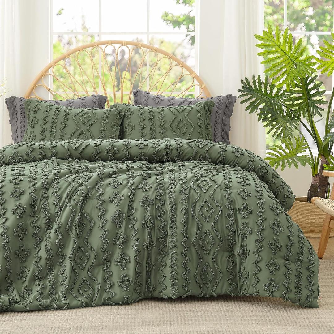 Amlie Home Tufted Boho Comforter Set Queen Size, 3 Pieces Soft Textured Bed Set, Lightweight Breathable Comforter for All Seasons, Farmhouse Shabby Chic Jacquard Bedding, Cozy Gift for Women, Green