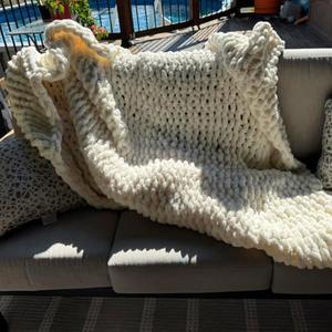 Luxury Chunky Knit Throw, Handmade Thick Cable Knit Crochet Blanket ,White Soft Chenille Yarn Throw, Oeko-TEX Certified Blankets for Couch–Beds | Home Decor | Cozy Winter Gift