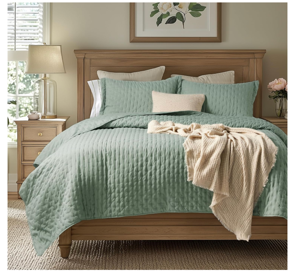 Bedsure King Quilt - Dusty Rose Bedspread King Size & Lightweight Comforter, Country Cottage Coverlet with Clover Pattern, Ultra Soft All-Season Bedding, 106 x 96 Inches | Stitch-Free Quilting, Ultra Soft, Lightweight, Machine Washable, Pet-Friendly