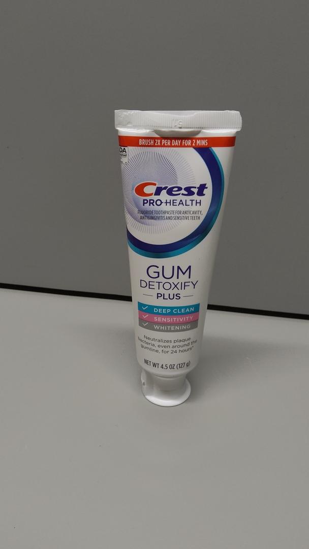 Crest Pro-Health Gum Detoxify Plus Toothpaste 4.5 oz Pack of 1 - Antibacterial Fluoride Toothpaste, Sensitivity Protection, Whitens Teeth, Anticavity, Plaque Control