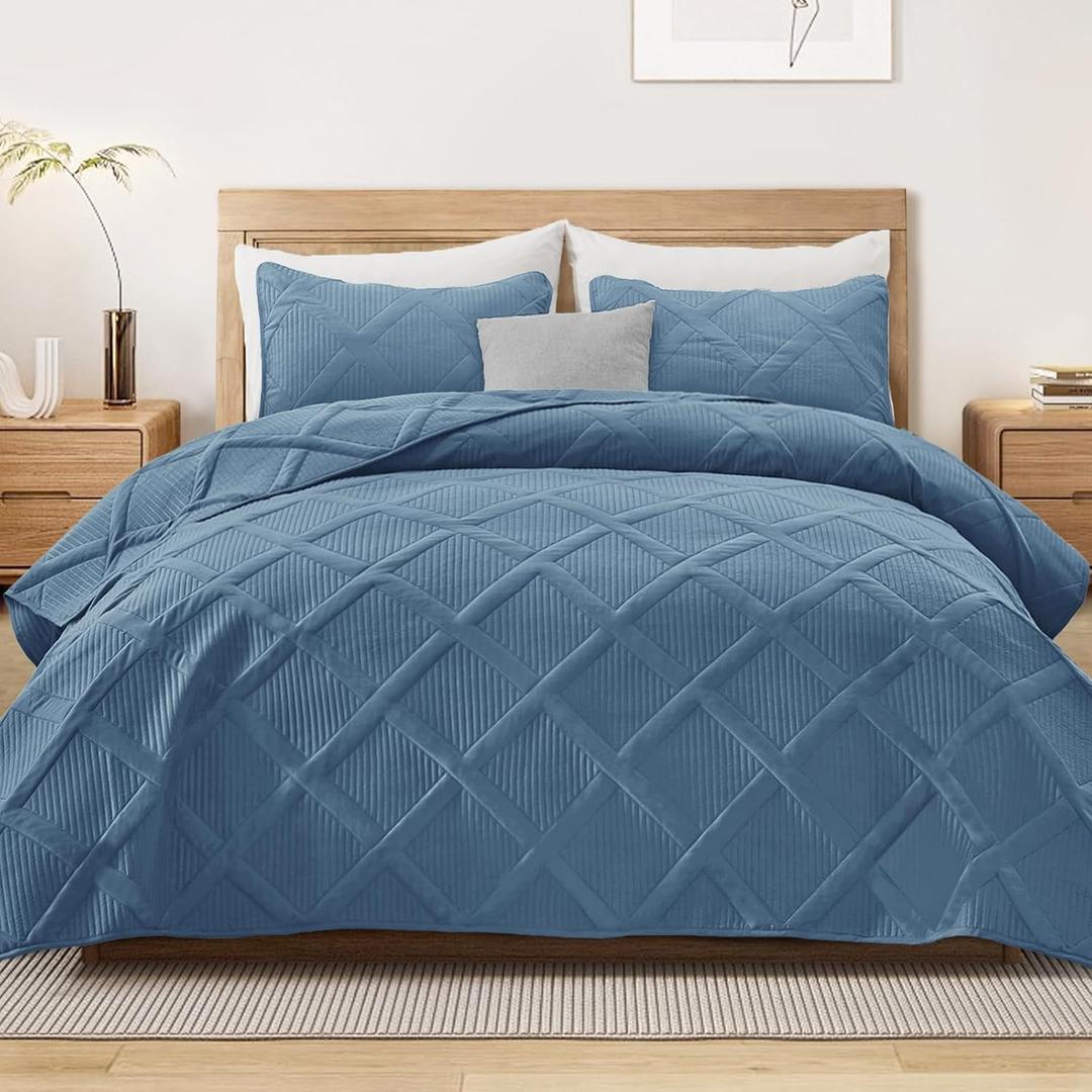 Exclusivo Mezcla King Size Quilt Set with Modern Striped Pattern, 3 Pieces Lightweight Grayish Blue Quilts Bedding Set, Soft Bedspreads Coverlets for All Seasons