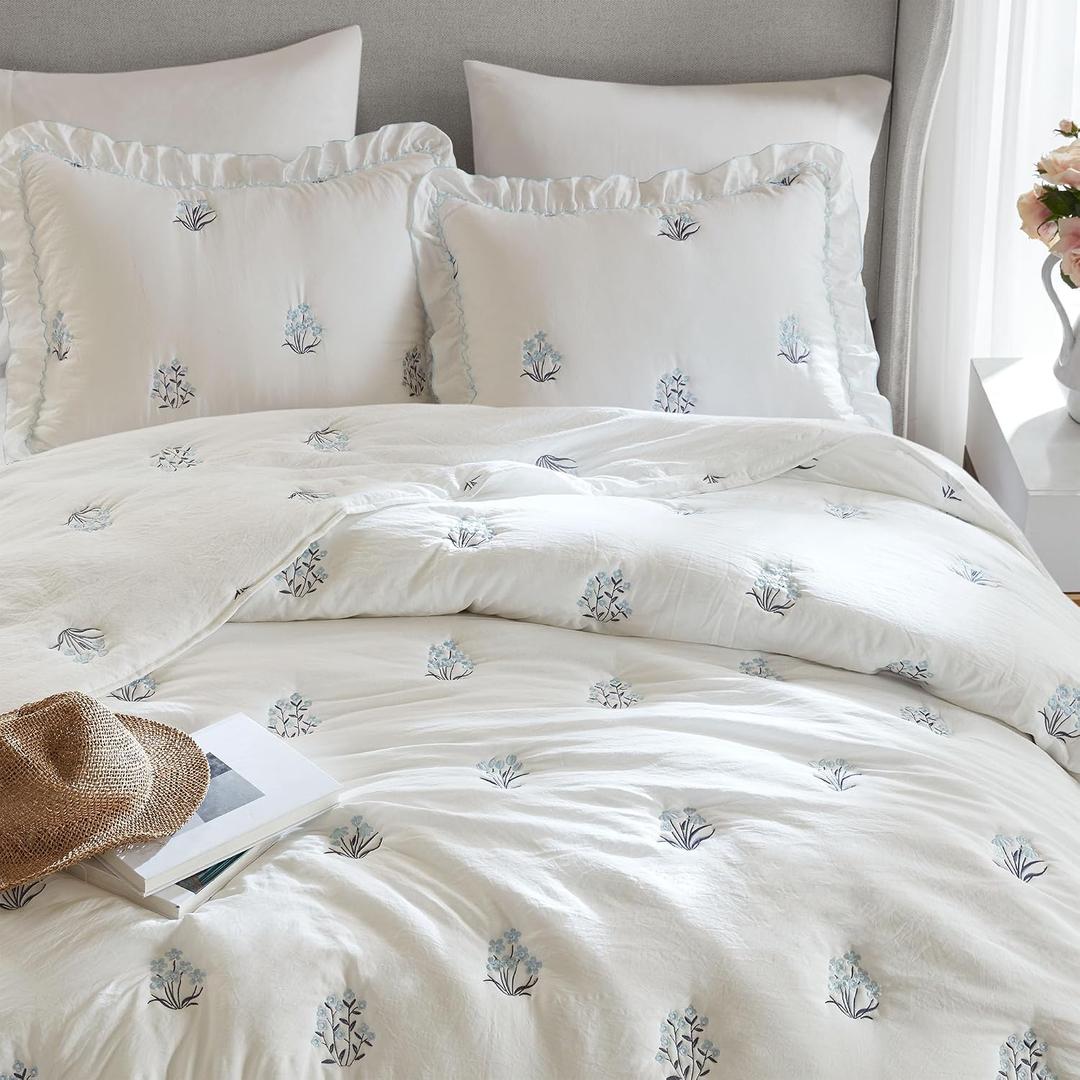 Intelligent Design Aglaia Full/Queen Blue Floral Ruffle Quilt, Modern Farmhouse Cottagecore Bedding, Ultra Soft All-Season Quilt Set with 2 Pillow Shams
